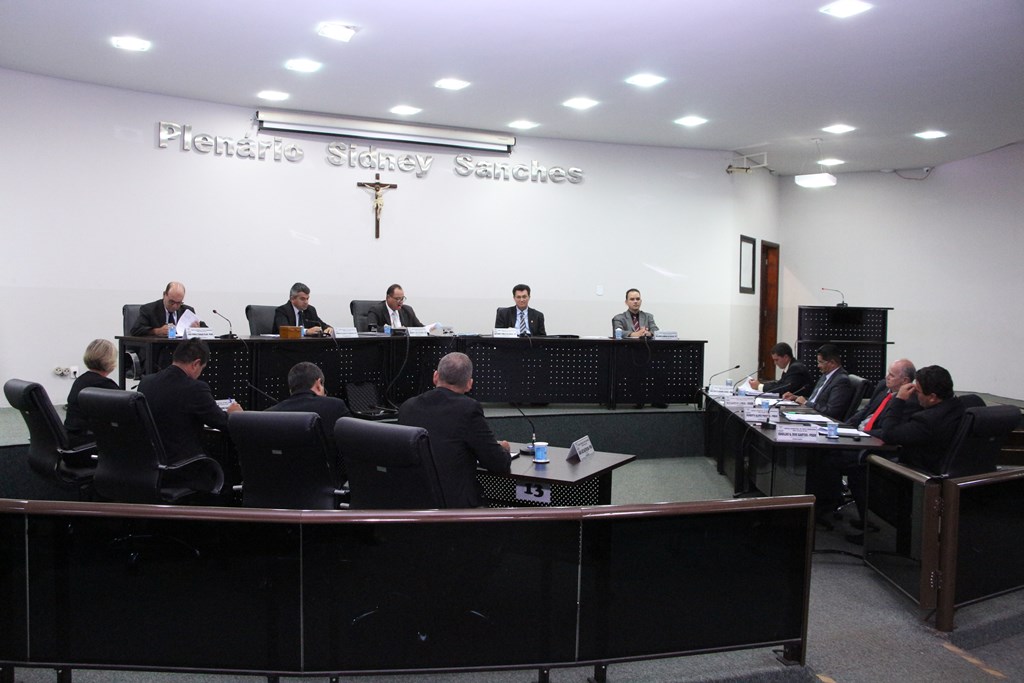 Câmara concede revisão e reajuste salarial a servidores do Legislativo 