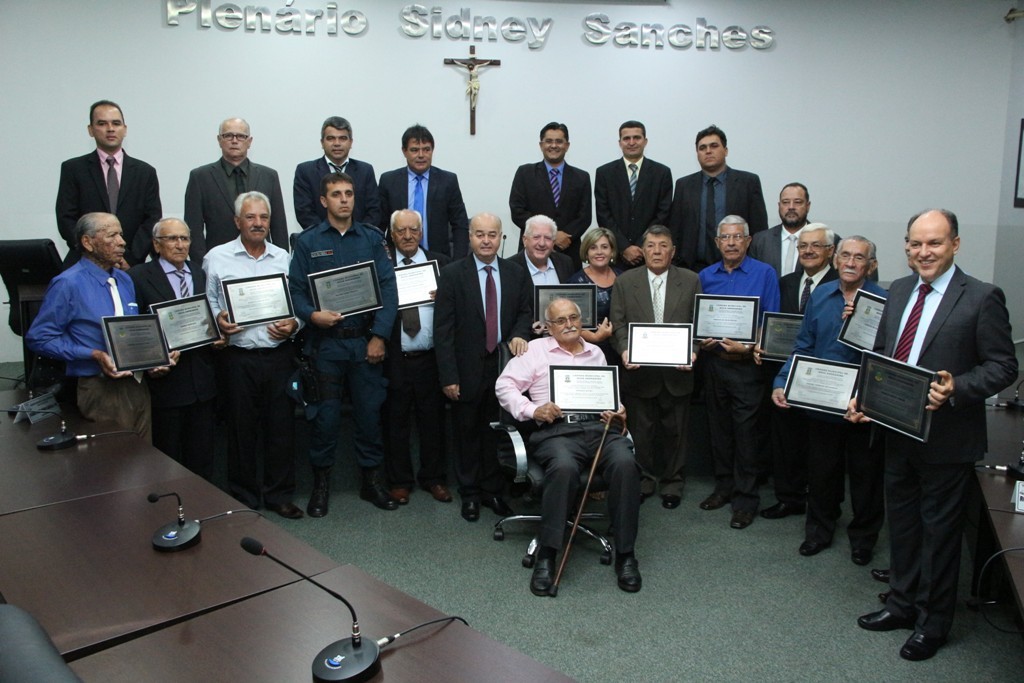 Câmara entrega títulos de cidadania honorária