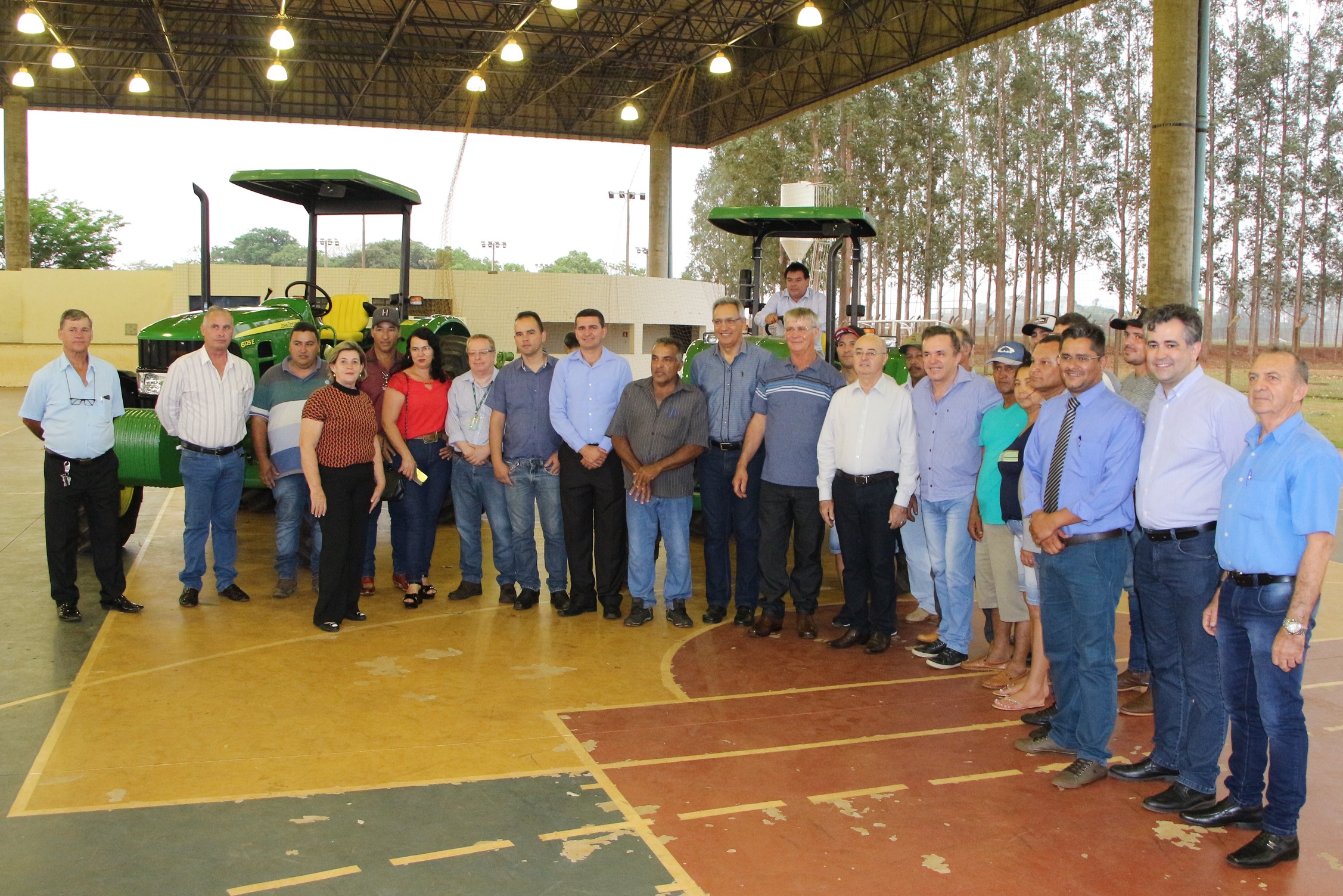 Câmara prestigia entrega de tratores e equipamentos 