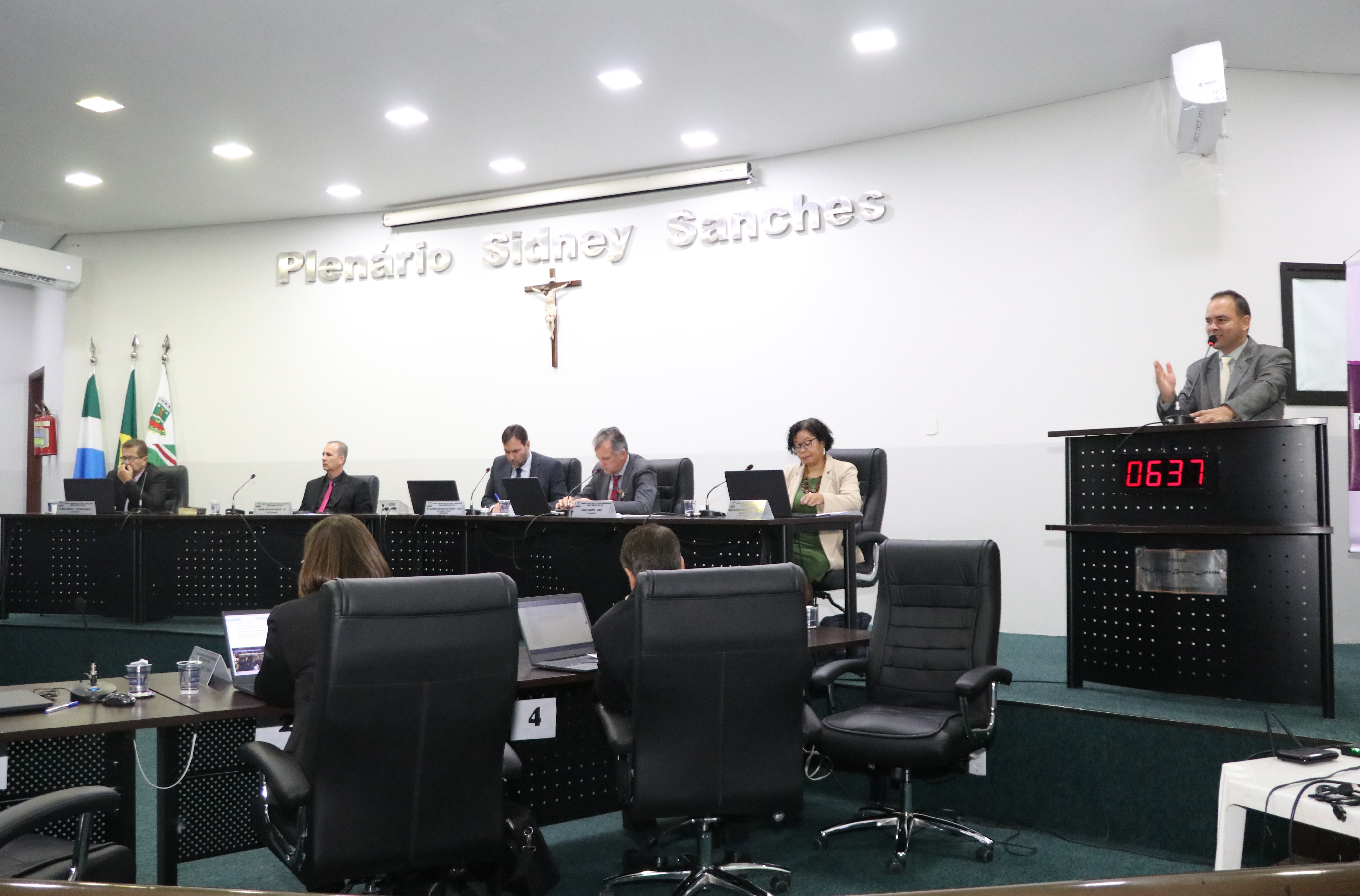 Câmara reivindica implantação de luminárias com haste dupla em avenidas do Portal do Parque