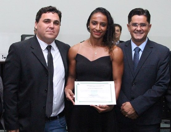 Campeã de Fisiculturismo é parabenizada na Câmara