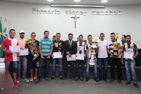 Campeão de torneio municipal, Galo Futsal comemora título com homenagem na Câmara