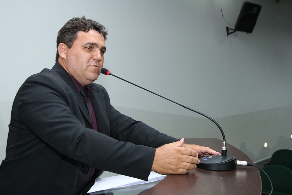 Com distribuição de bolas, vereador pede retomada de programação alusiva ao “Dia das Crianças”