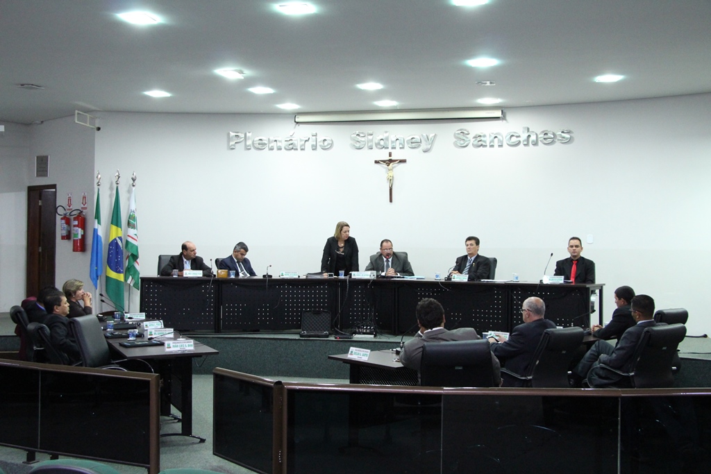 Construção de praças, recapeamento e ações para o trânsito pautam indicações