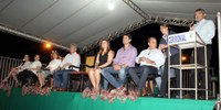 Desfile inaugura decoração natalina e marca lançamento da campanha Natal Iluminado 