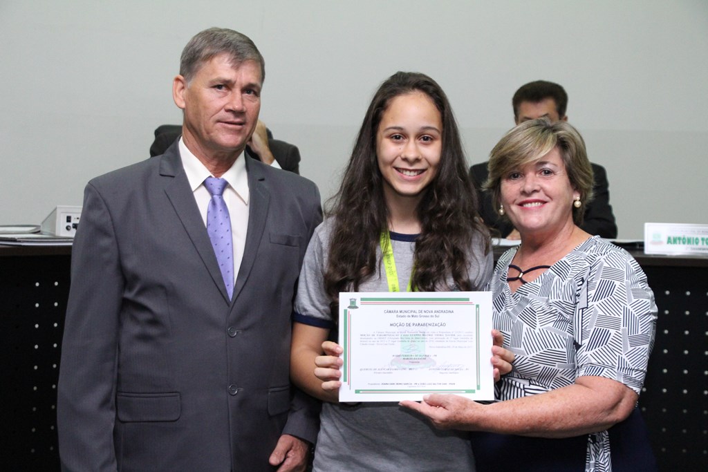 Destaque em olímpiada de matemática, aluna é parabenizada na Câmara