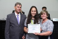 Destaque em olímpiada de matemática, aluna é parabenizada na Câmara