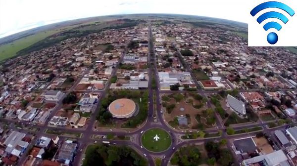 Dr. Sandro comemora implantação de projeto que garante acesso à internet gratuito