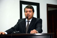 Dr. Sandro pede demarcação de estacionamento no pátio da Prefeitura