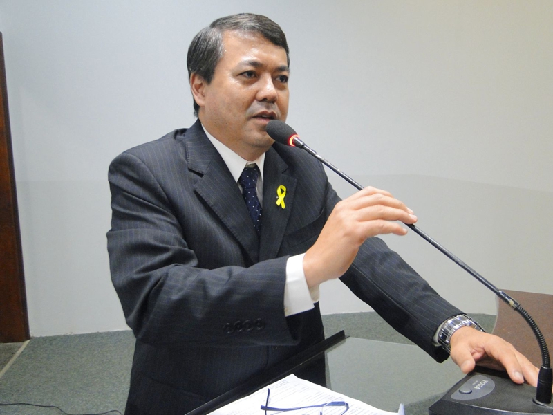 Dr. Sandro pleiteia recuperação do asfalto do Residencial Portal do Parque