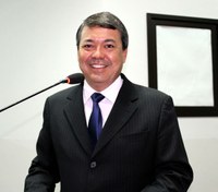 Dr. Sandro preocupa-se com disseminação do vírus Zica e pede providências 