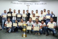 Elenco e equipe técnica do CENA recebem moção da Câmara