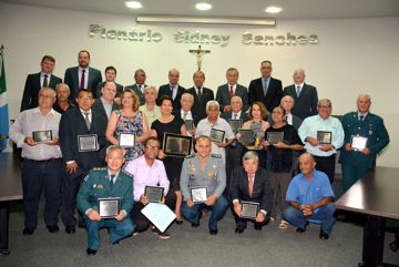 Entrega de títulos de Cidadão Honorário lota Câmara de Nova Andradina 