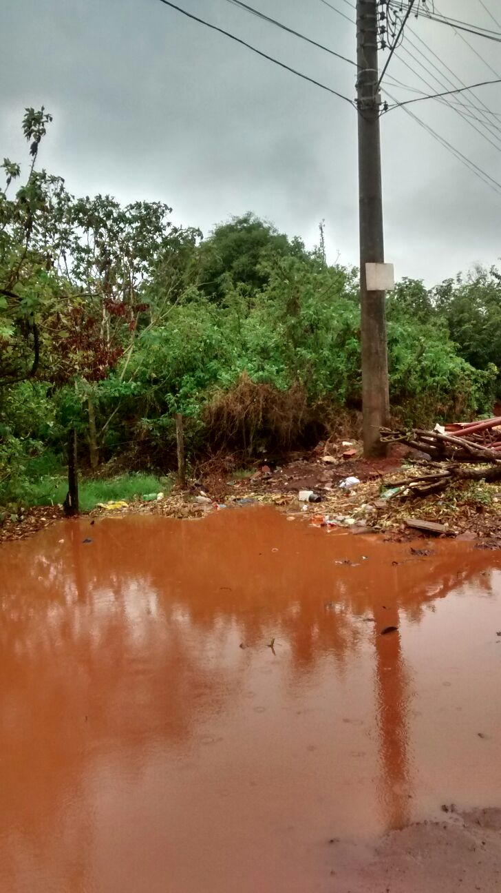 Enxurradas invadem casas no Argemiro Ortega e Nenão pede providências
