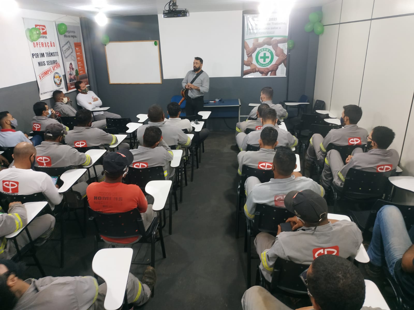 Escola do Legislativo ministra palestra para trabalhadores da Compel