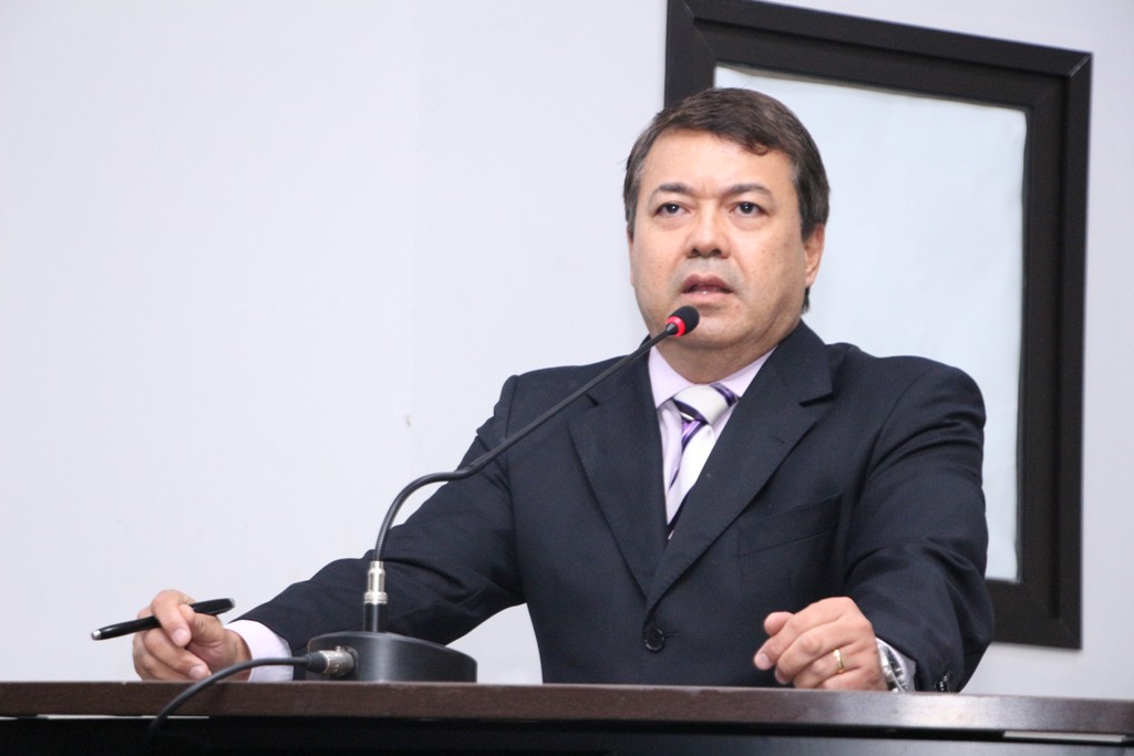 Estrada vicinal no Bairro Laranjal necessita de reparos