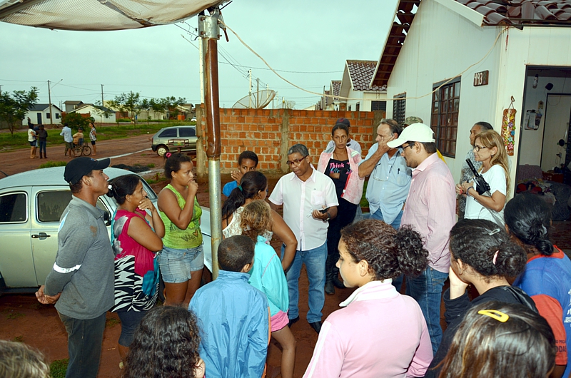Cido Pantanal e Ricardo Lima dão assistência às famílias que tiveram casas destelhadas