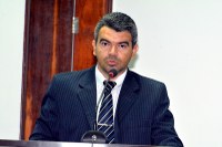 Quemuel solicita estacionamento para motos em frente ao CEM