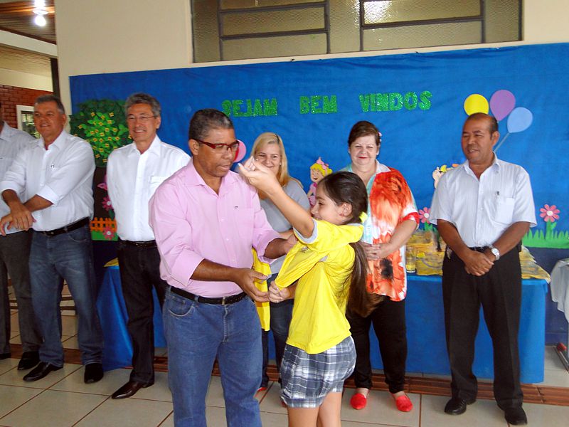 Vereadores acompanham entrega de uniformes aos alunos da Rede Municipal