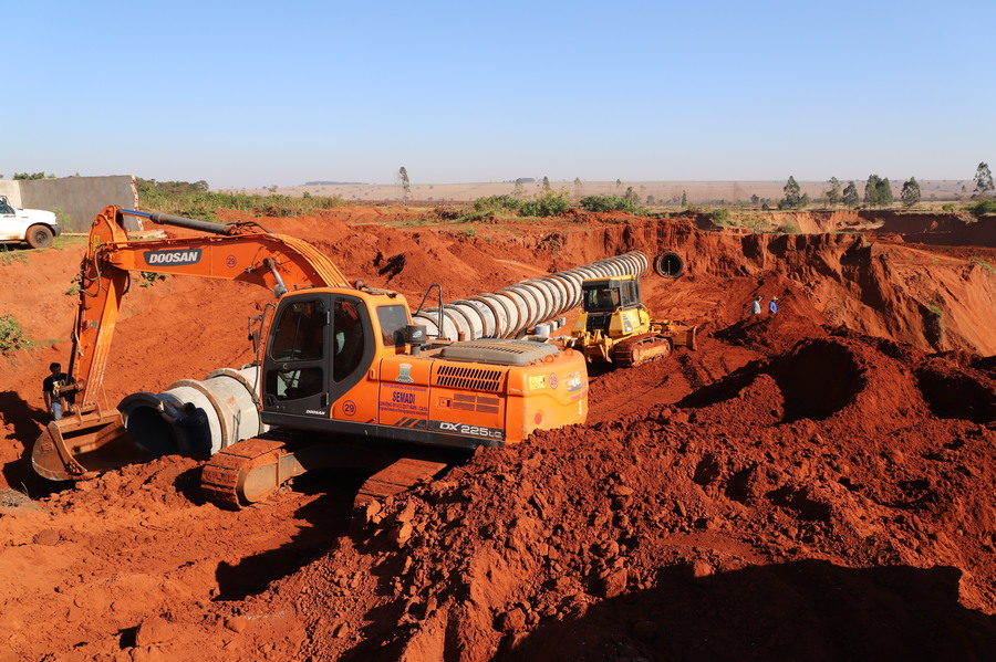 Implantação de cerca visa evitar acidentes próximo à erosão 