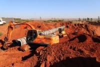 Implantação de cerca visa evitar acidentes próximo à erosão 