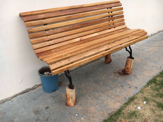 Inconformado com o vandalismo, Valter pede manutenção dos bancos da Praça do Centenário