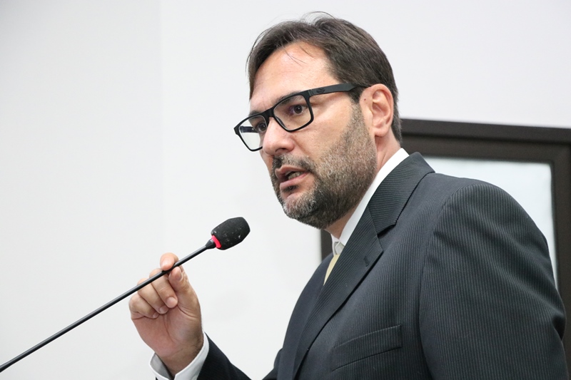 Indicação cobra retirada de barras de concreto que sustentavam lombadas eletrônicas