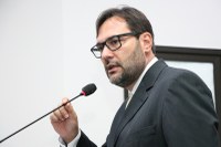 Indicação cobra retirada de barras de concreto que sustentavam lombadas eletrônicas