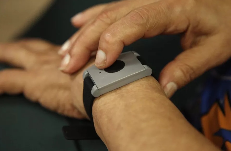 Indicação sugere distribuição de pulseira com GPS para pessoas com Alzheimer