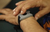 Indicação sugere distribuição de pulseira com GPS para pessoas com Alzheimer