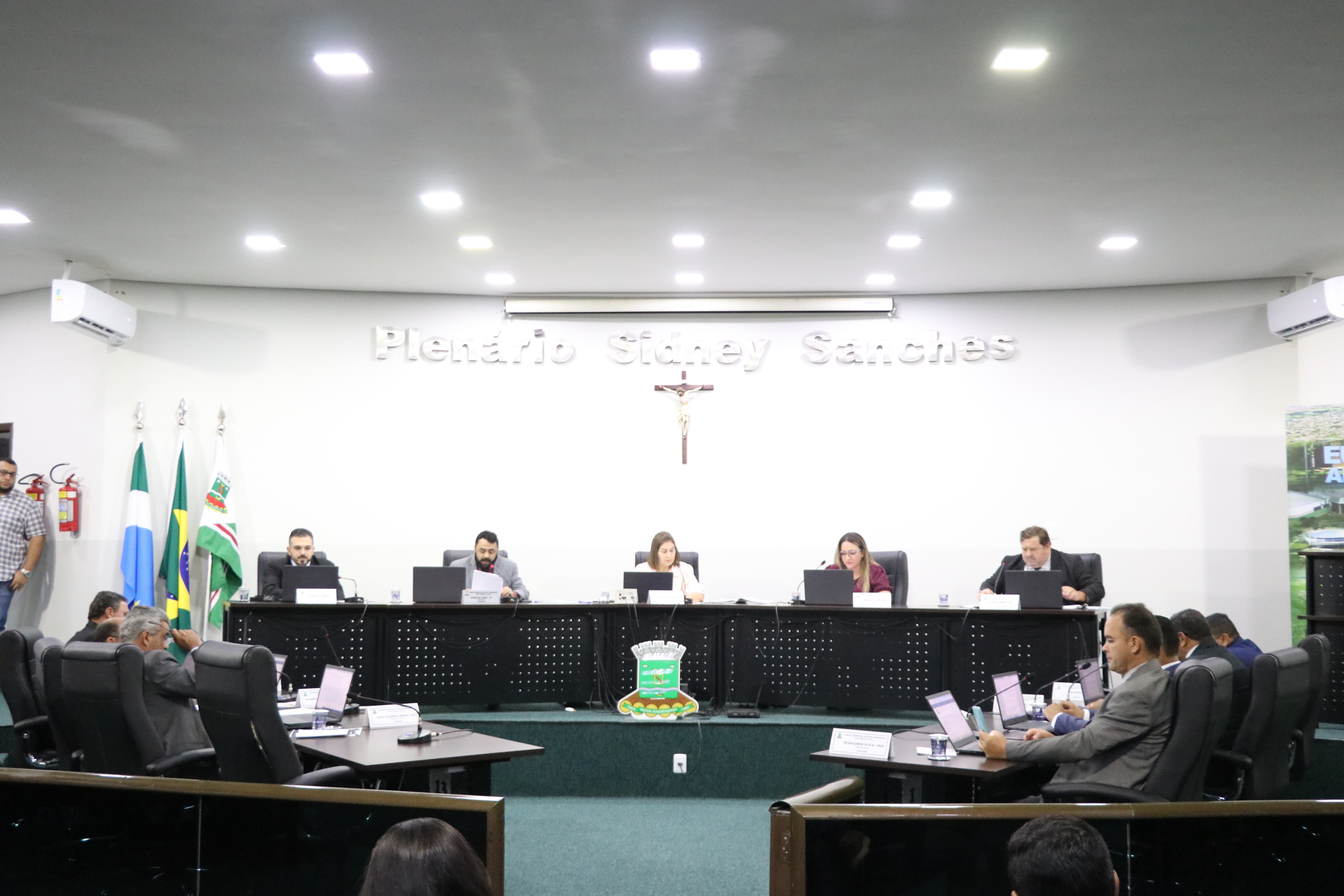 Indicações propõem manutenção em quadra esportiva, programa de lazer e estacionamento para veículos