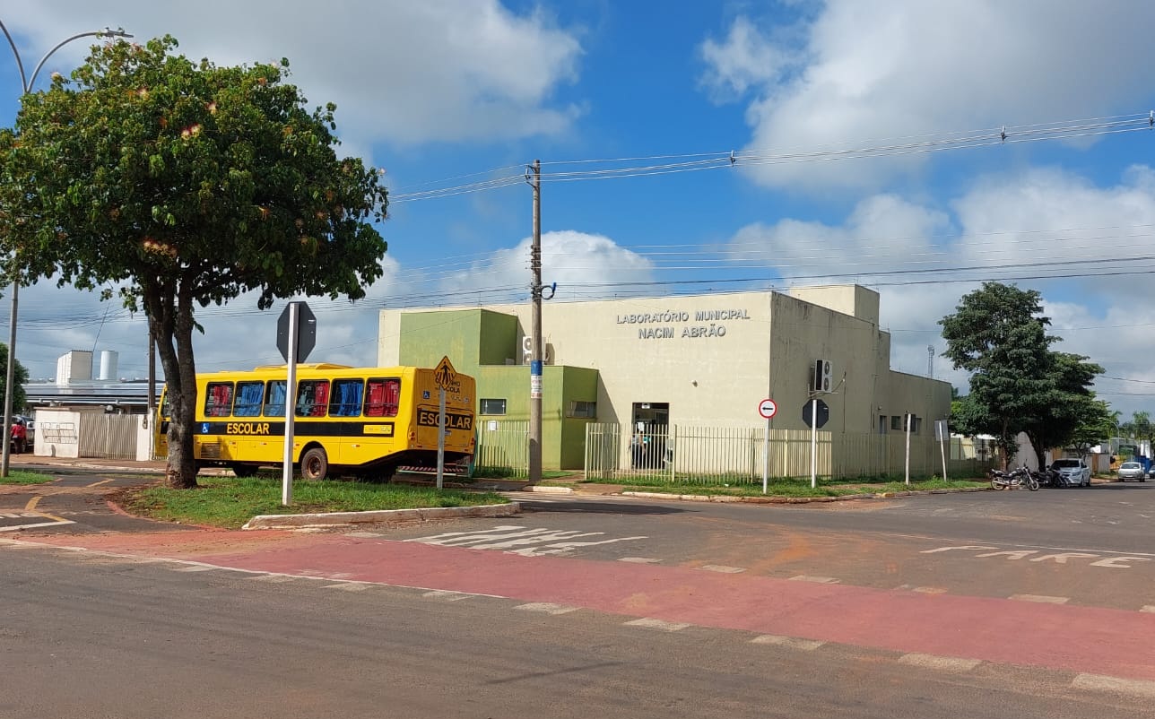 Infiltrações e falhas estruturais motivam vereador a propor melhorias no Laboratório Municipal