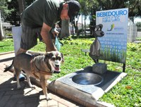 Instalação de bebedouros busca transformar praças em espaços mais acolhedores e funcionais