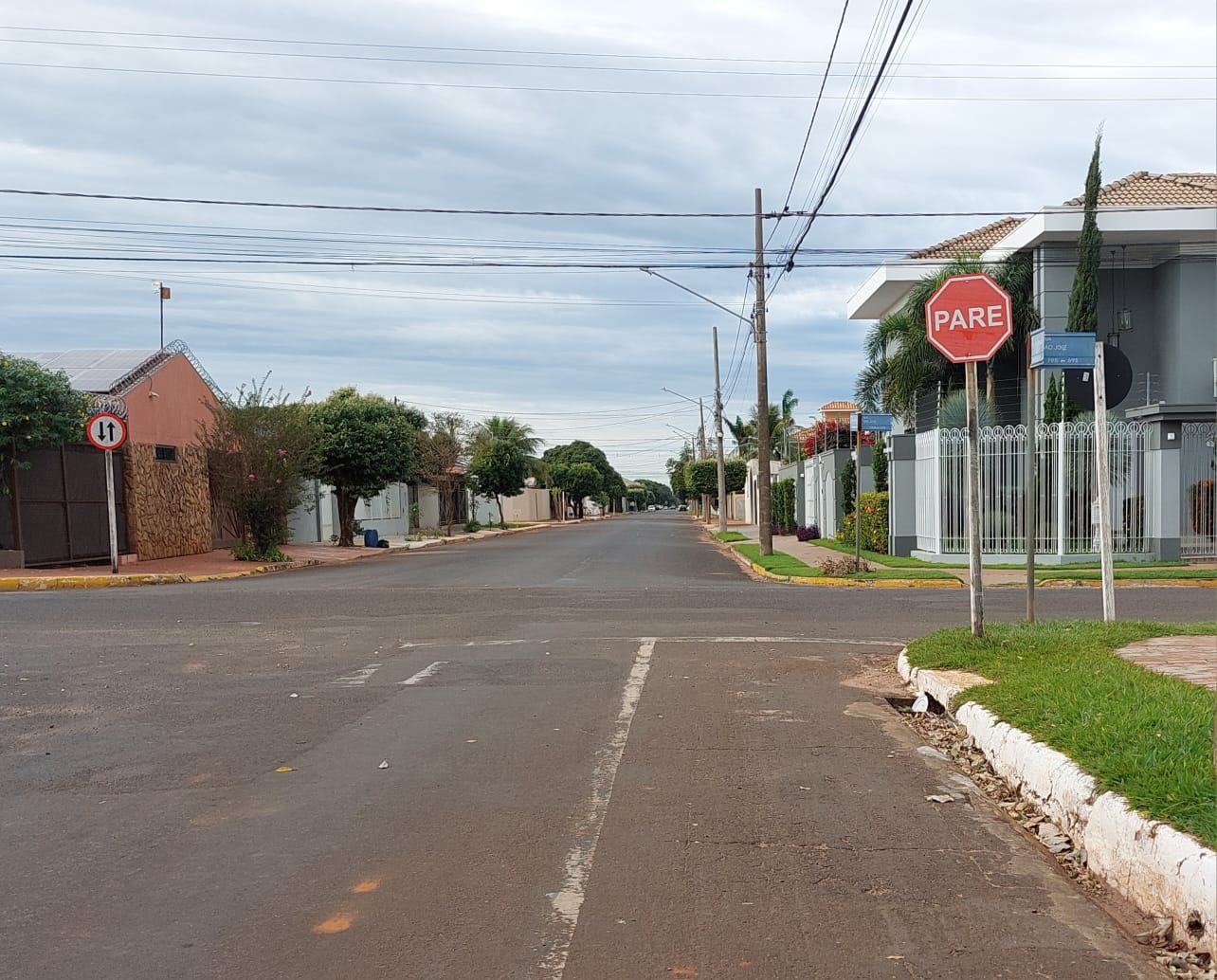 Instalação de placas indicativas de “Pare” e placas educativas são propostas para melhorar a segurança no trânsito