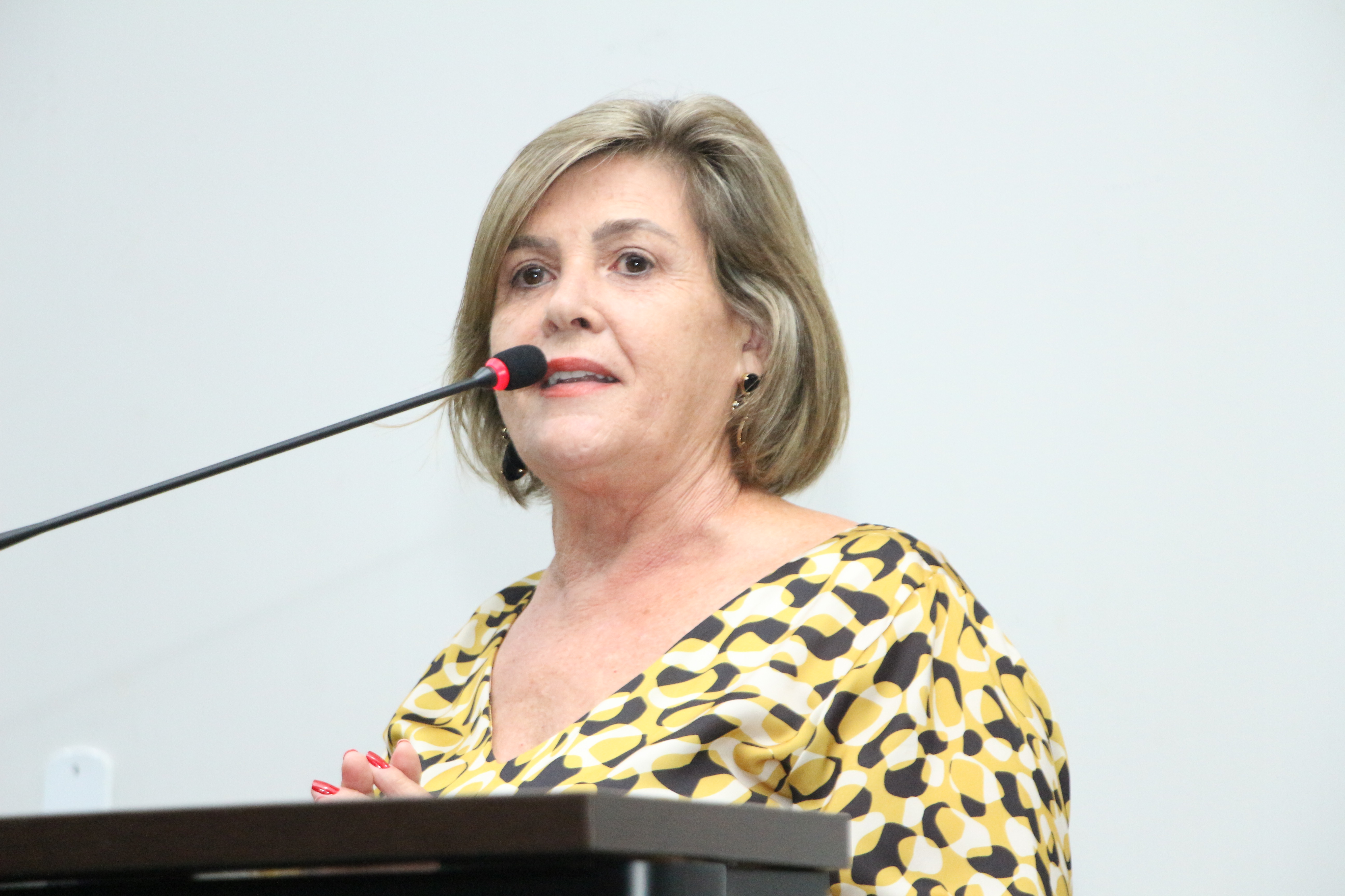 Joana Darc cobra informações de cobertores à população