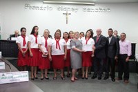 Joana Darc e Robertinho Pereira parabenizam integrantes do Círculo de Oração Manancial