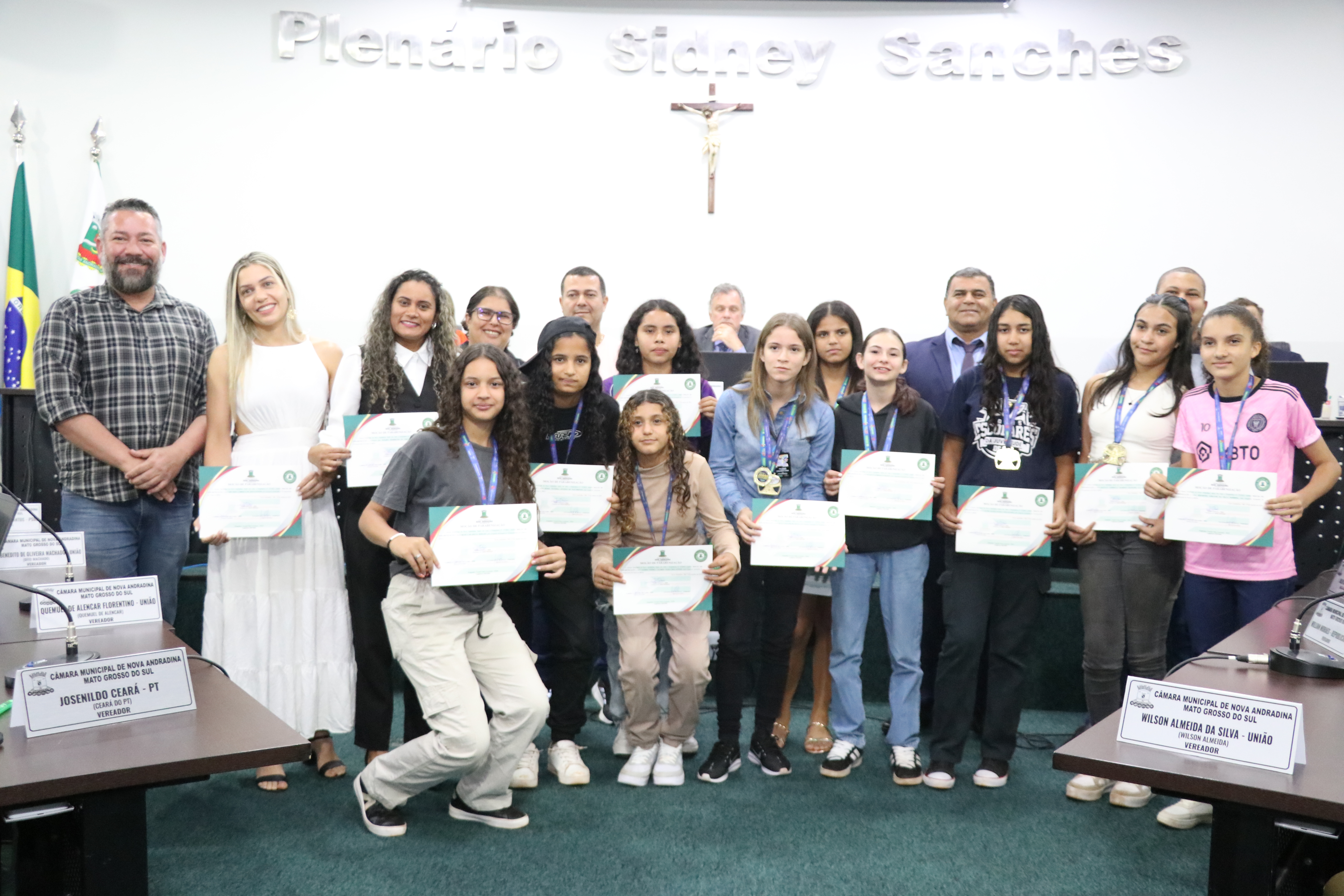 Legislativo celebra conquistas da Escola Municipal Luís Cláudio Josué, tricampeã de futsal no Jena