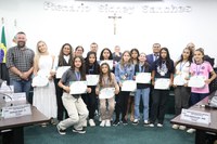 Legislativo celebra conquistas da Escola Municipal Luís Cláudio Josué, tricampeã de futsal no Jena