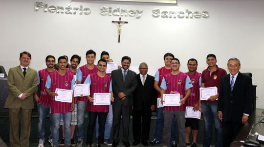 Legislativo presta homenagem aos jogadores do Kalifa por título municipal