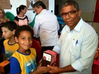 Cido Pantanal e Valter Yasunaka entregam ovos de Páscoa à integrantes de projetos sociais