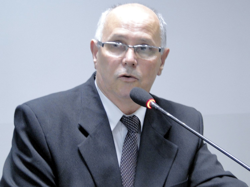 Iluminação para a Praça “Francisco Frutuoso Figueiredo” é solicitada por Robertinho Pereira