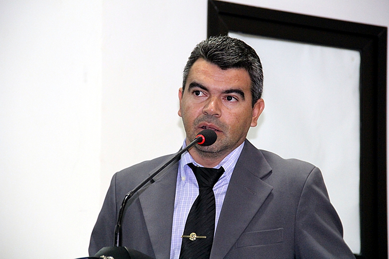 Quemuel reitera pedido de construção de anfiteatro em escola