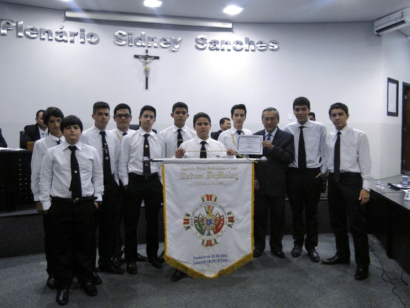 Valter homenageia jovens da Ordem Demolay de Nova Andradina