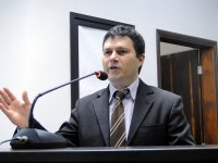 Vicente reivindica reparos em via urbana