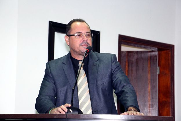 Marião da Saúde alerta sobre dificuldade de locomoção em praça por falta de limpeza