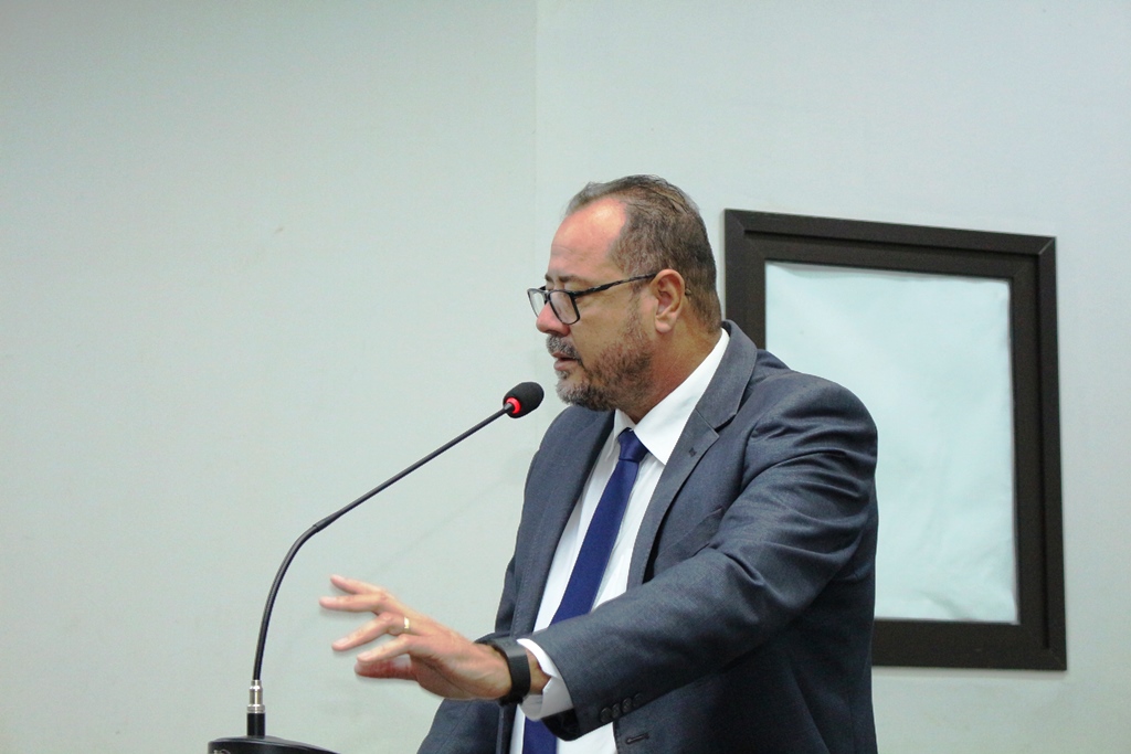 Marião pede informações complementares sobre cargos comissionados na Prefeitura 
