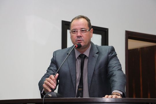 Melhorias em infraestrutura de bairros pauta indicações de Marião da Saúde