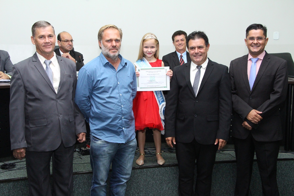 Mini Miss Nova Andradina recebe homenagem da Câmara