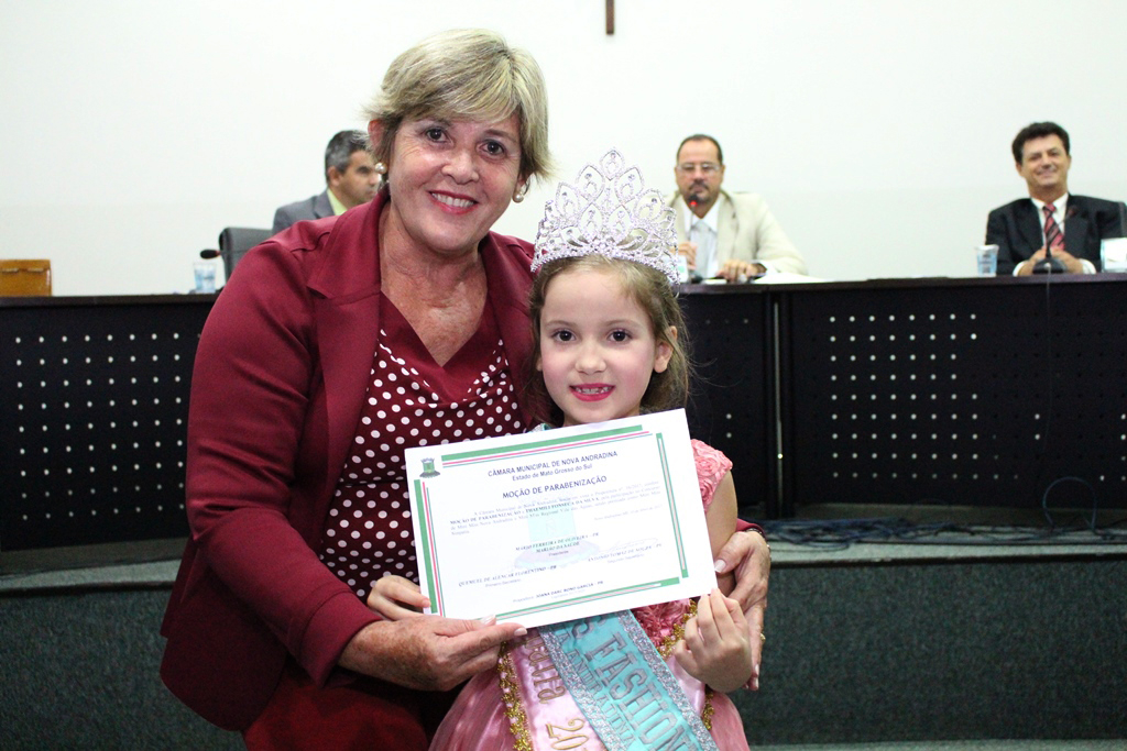 Mini Miss Simpatia é homenageada na Câmara