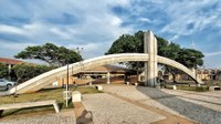 Monumento aos Ofaié, da Praça Brasil, gera questionamentos da Câmara